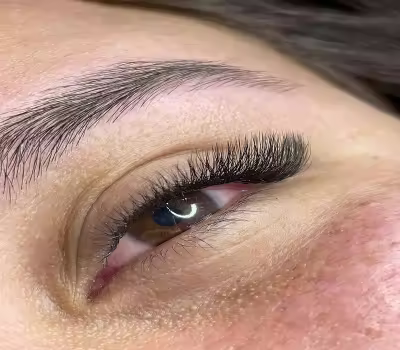 Extensiones de pestañas híbridas look dramático